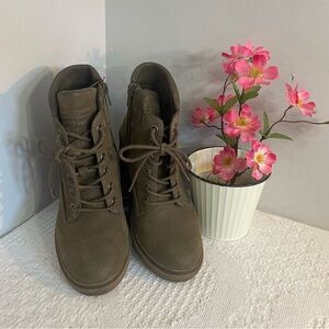 Crown Vintage Brown Lace-Up Boots Size 6 M‎